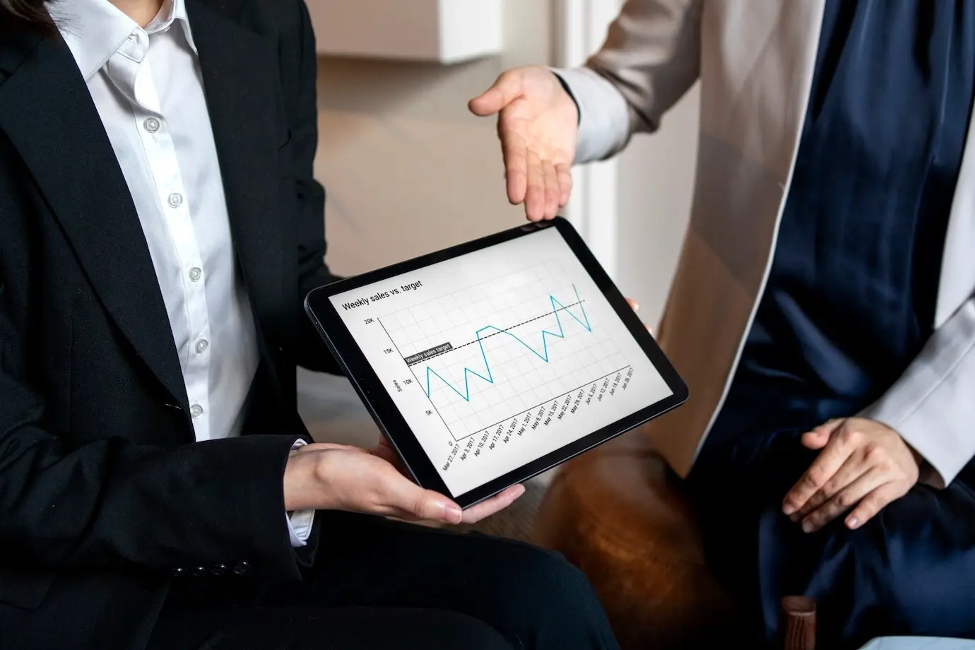 Деловые люди работают с iPad, вид сверху.