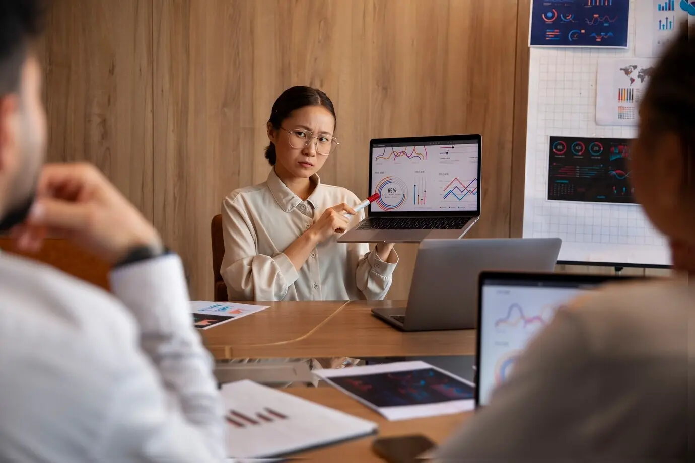 Сотрудники офиса работают с финансовыми графиками.